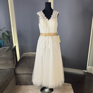 Women’s White Sleeveless V-Neck Wedding Dress Lace Applique Zip Back Size M NWT